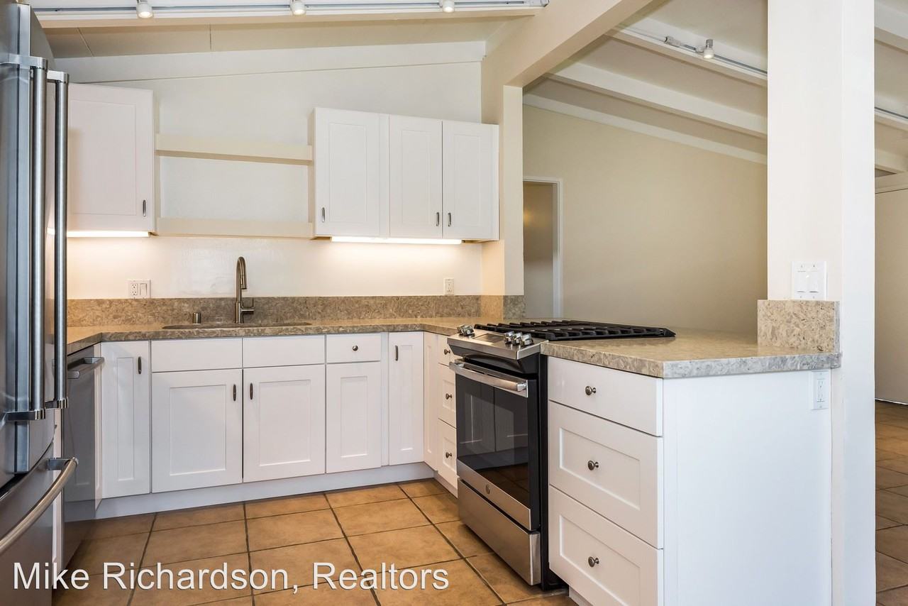 2306 Edgewater Way - Photo 3 of 10