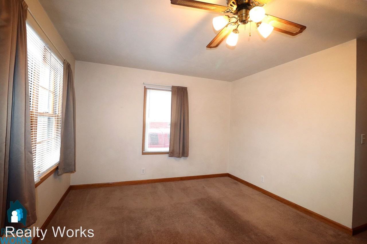 1111 North Park Boulevard - Photo 2 of 7