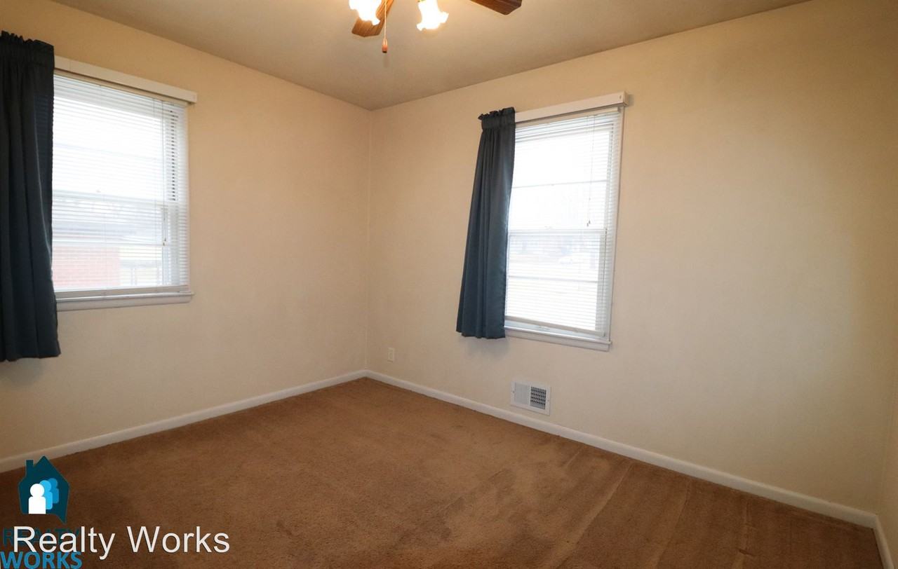 1111 North Park Boulevard - Photo 3 of 7