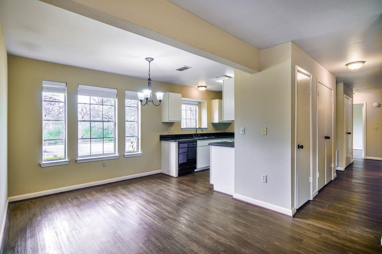 701 Balcones Dr - Photo 2 of 3