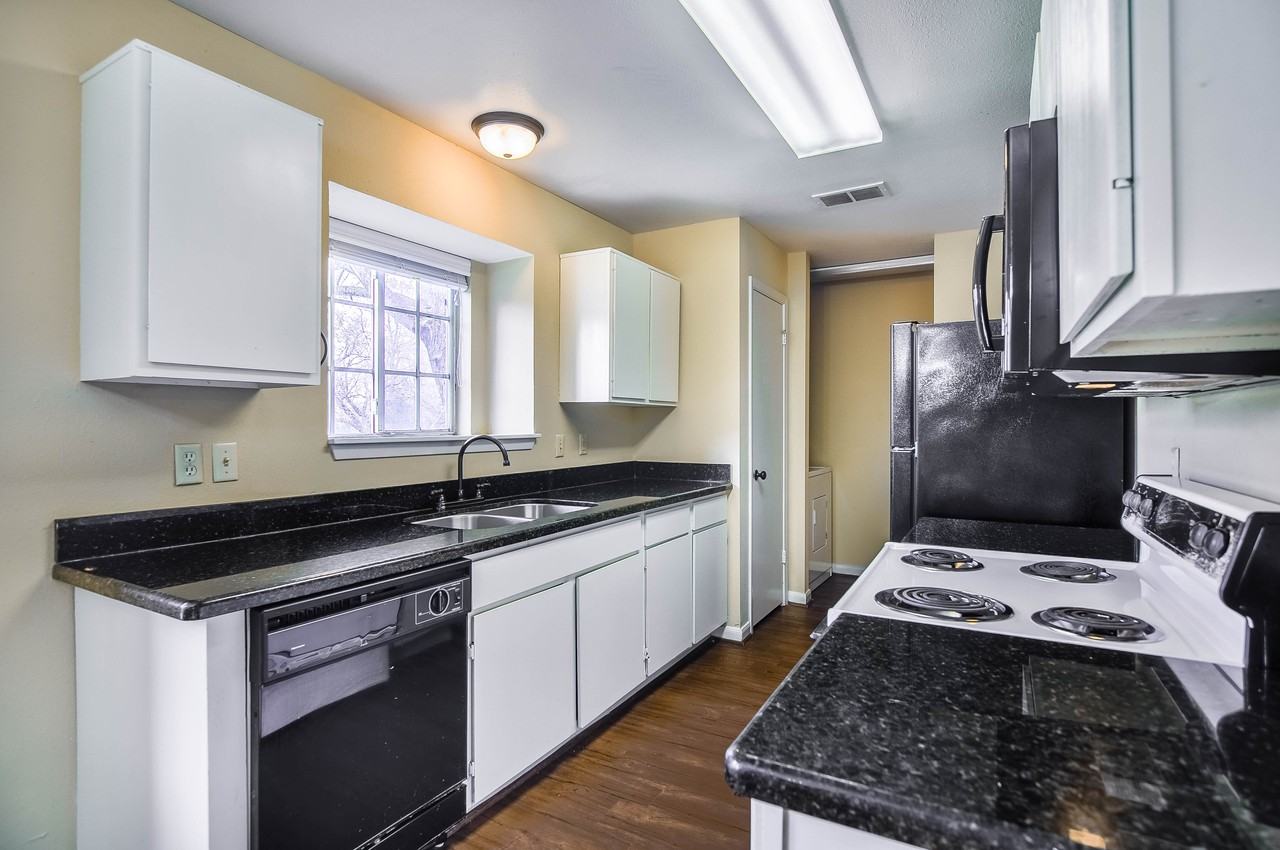 701 Balcones Dr - Photo 3 of 3