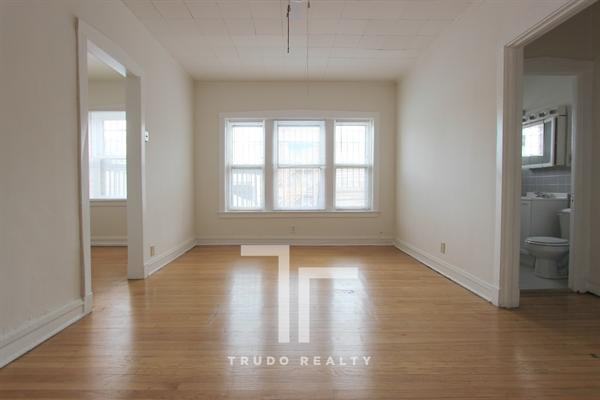 4601 North Lincoln Avenue