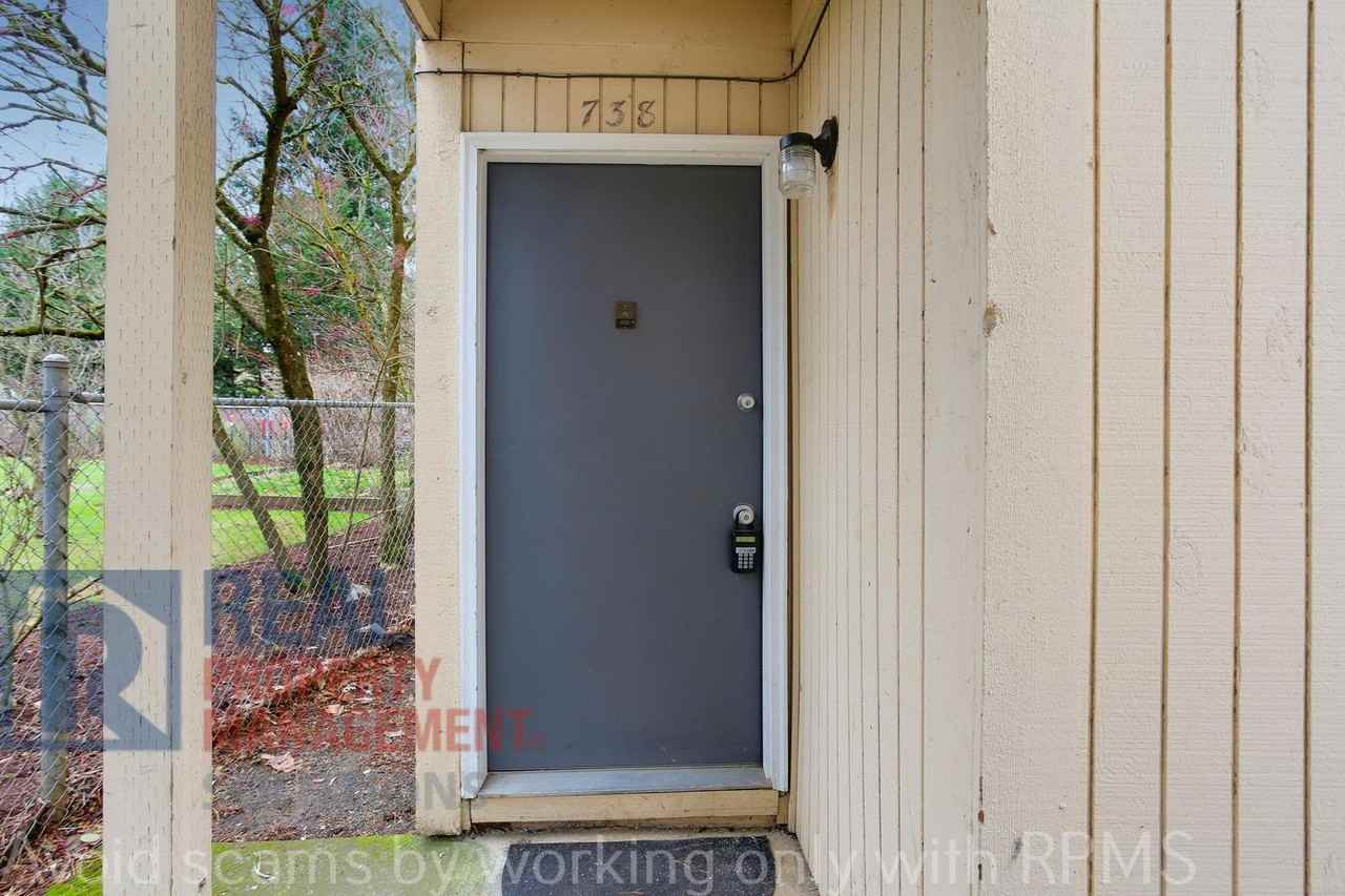 738-752 SE 148th Ave - Photo 2 of 17