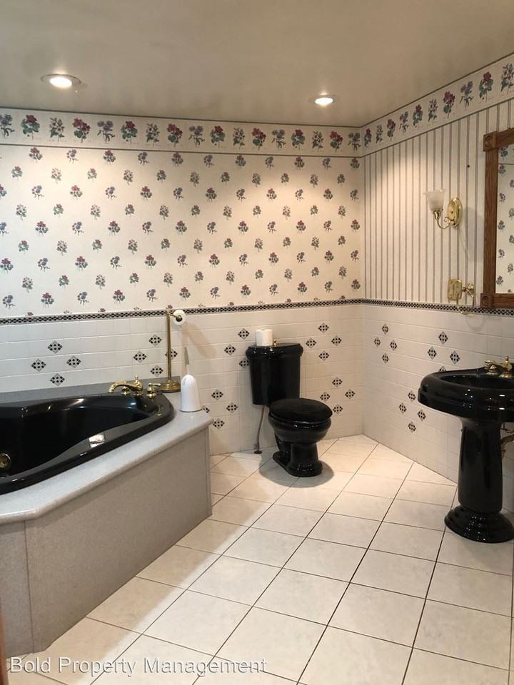 311 W Arch St - Photo 3 of 6