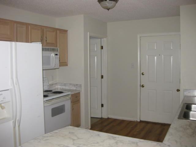 6960 Gray Oaks Dr - Photo 2 of 11