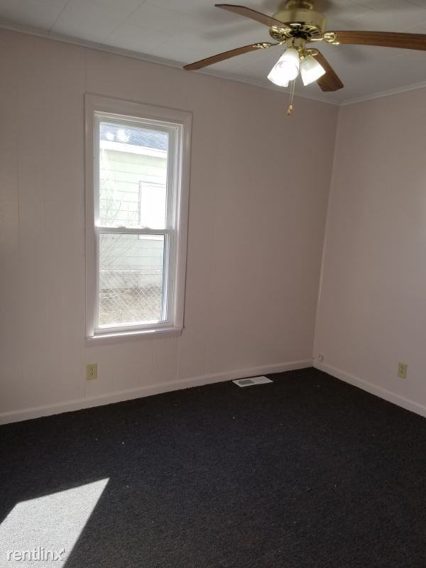 516 E Farming St - Photo 3 of 15