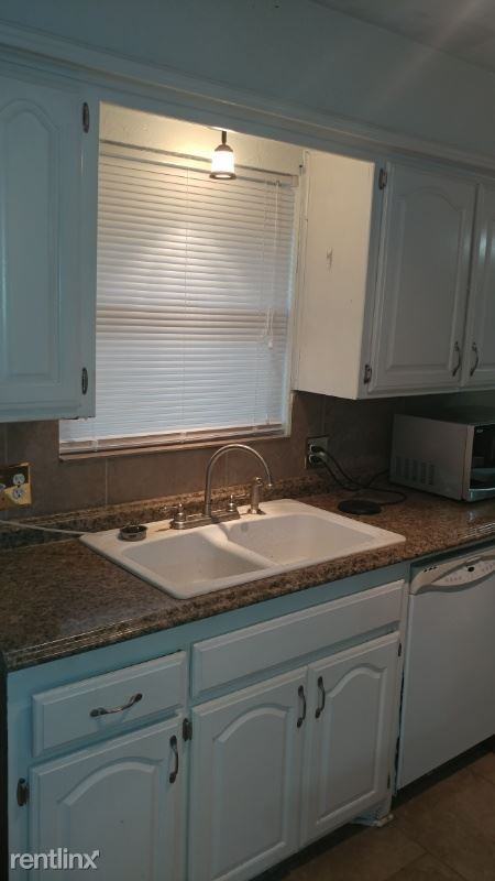 3010 NE Kingsbriar Dr - Photo 3 of 6