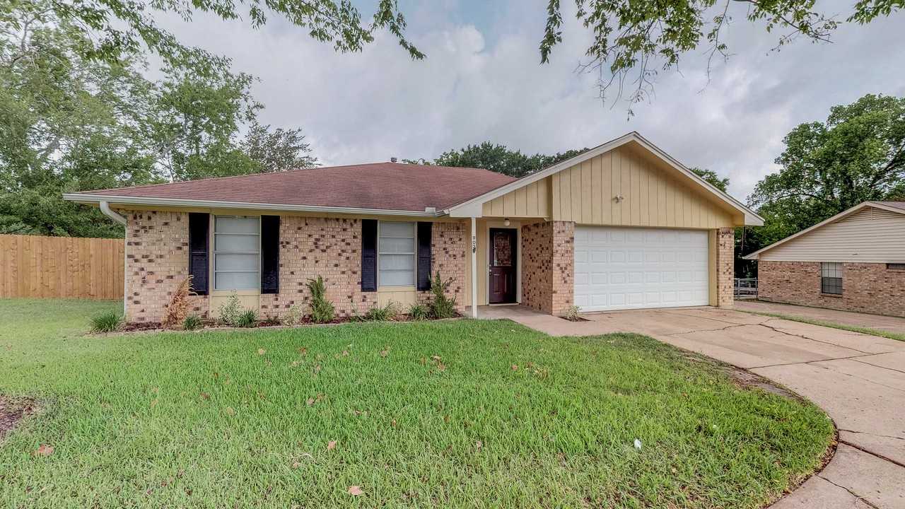 903 Holleman Dr - Photo 2 of 32