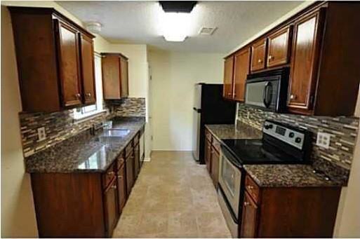 1109 Chinaberry Dr - Photo 2 of 7