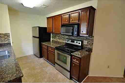 1109 Chinaberry Dr - Photo 3 of 7