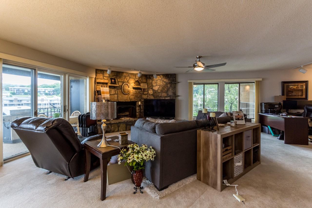 4346 Lakeshore Ln - Photo 2 of 33
