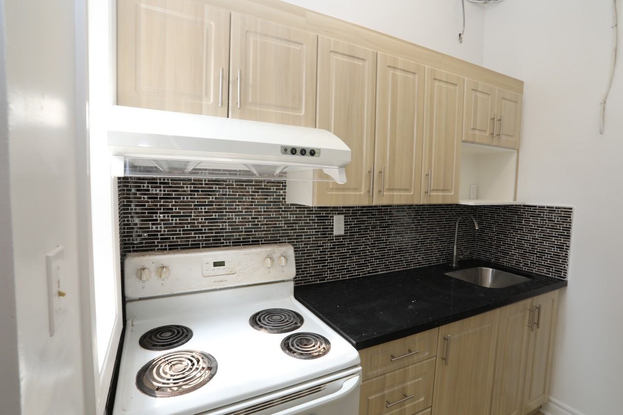 324 Spadina Ave #D - Photo 3 of 7