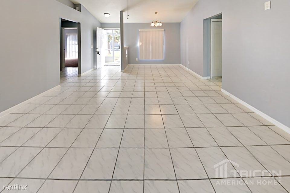 2816 Tammarron Ln - Photo 2 of 11