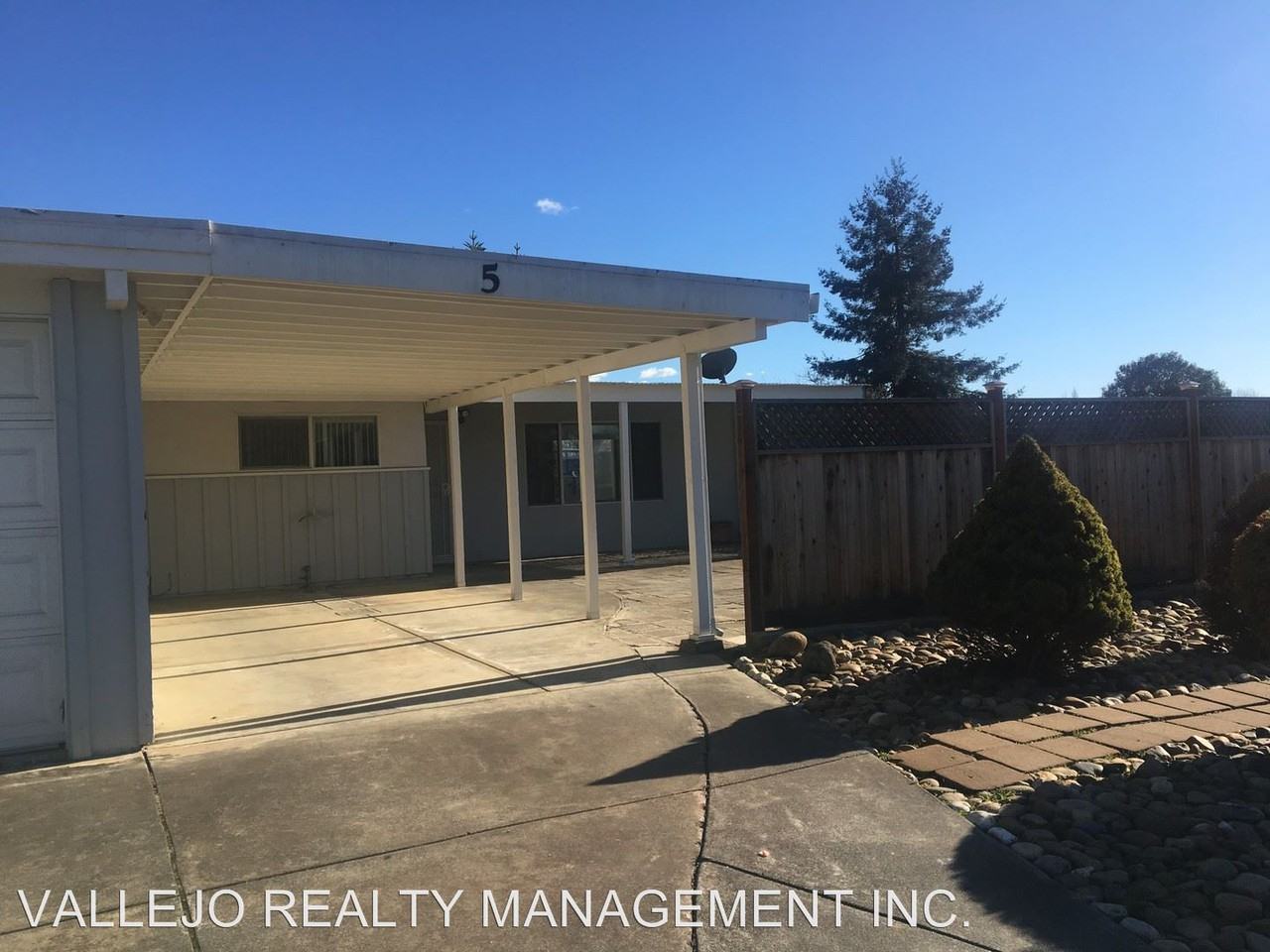 5 Joan Dr - Photo 2 of 21