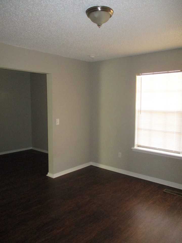 8500 NW 86th St - Photo 2 of 12