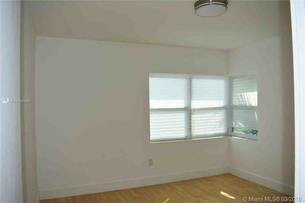 9720 Bay Harbor Terrace - Photo 3 of 8