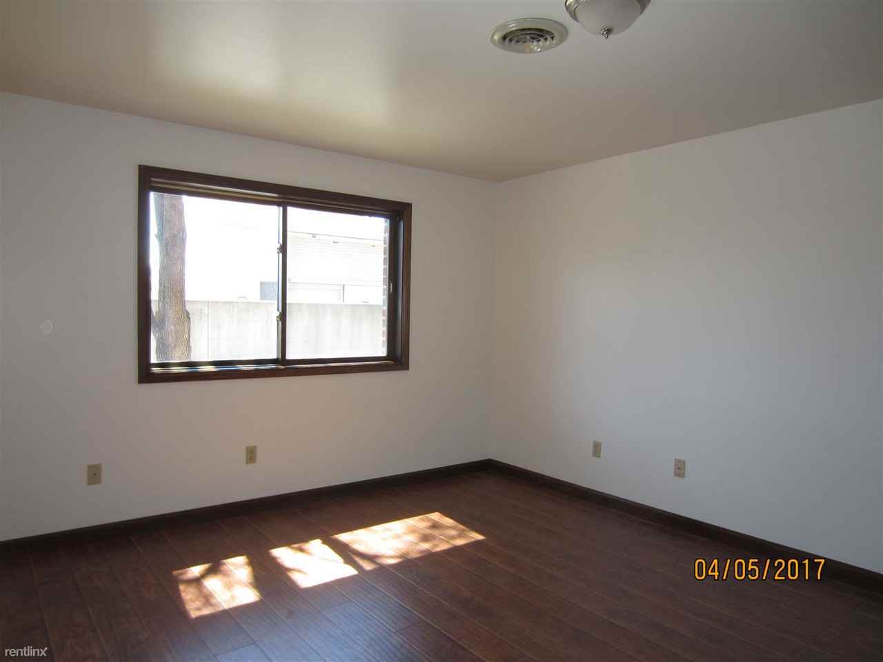 201 Fidler Ave - Photo 3 of 8