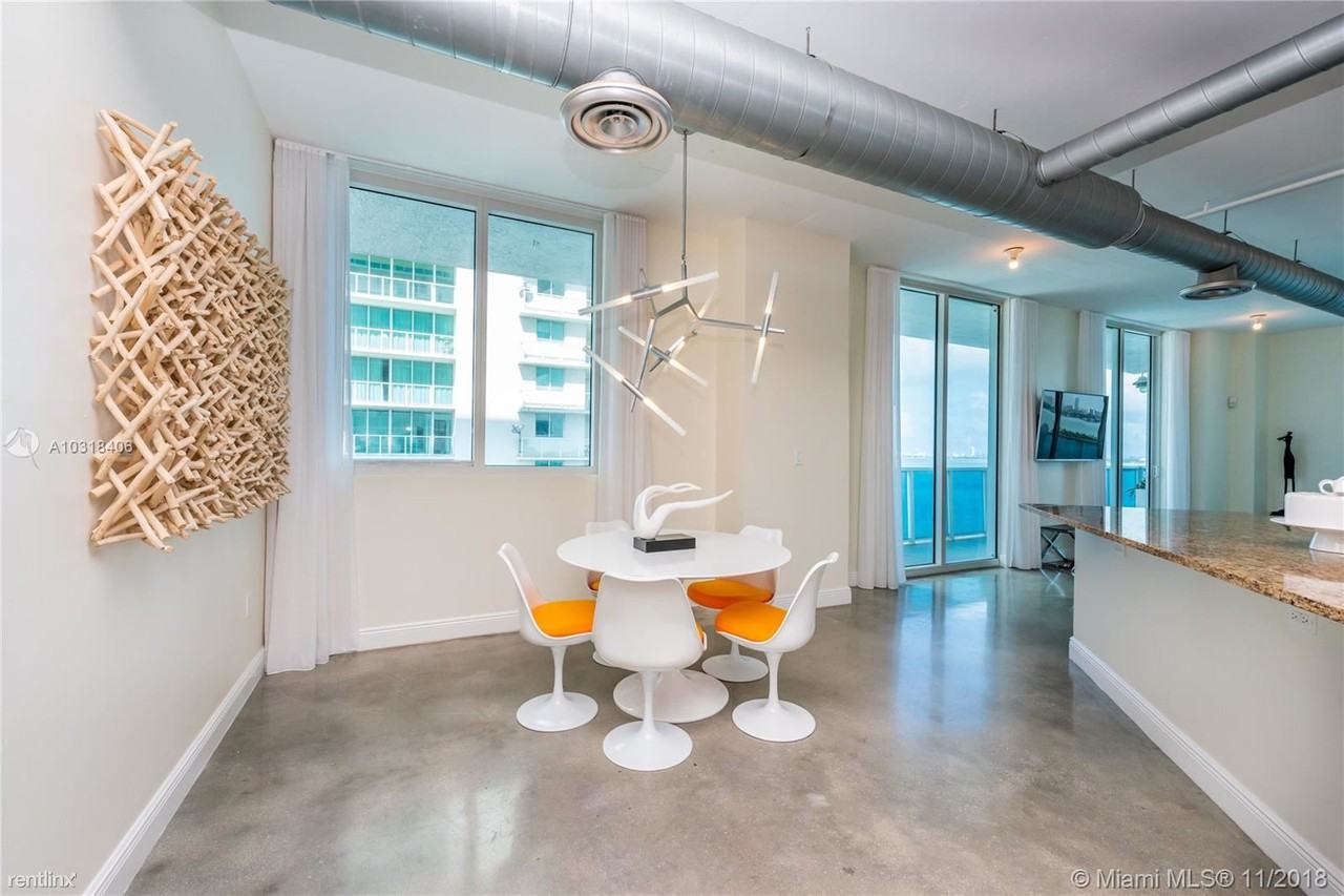 700 NE 25th St - Photo 2 of 10