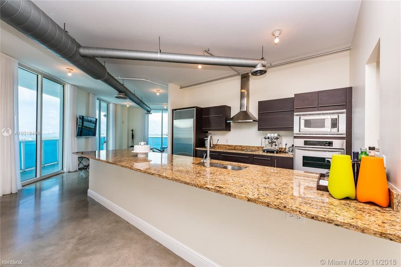 700 NE 25th St - Photo 3 of 10