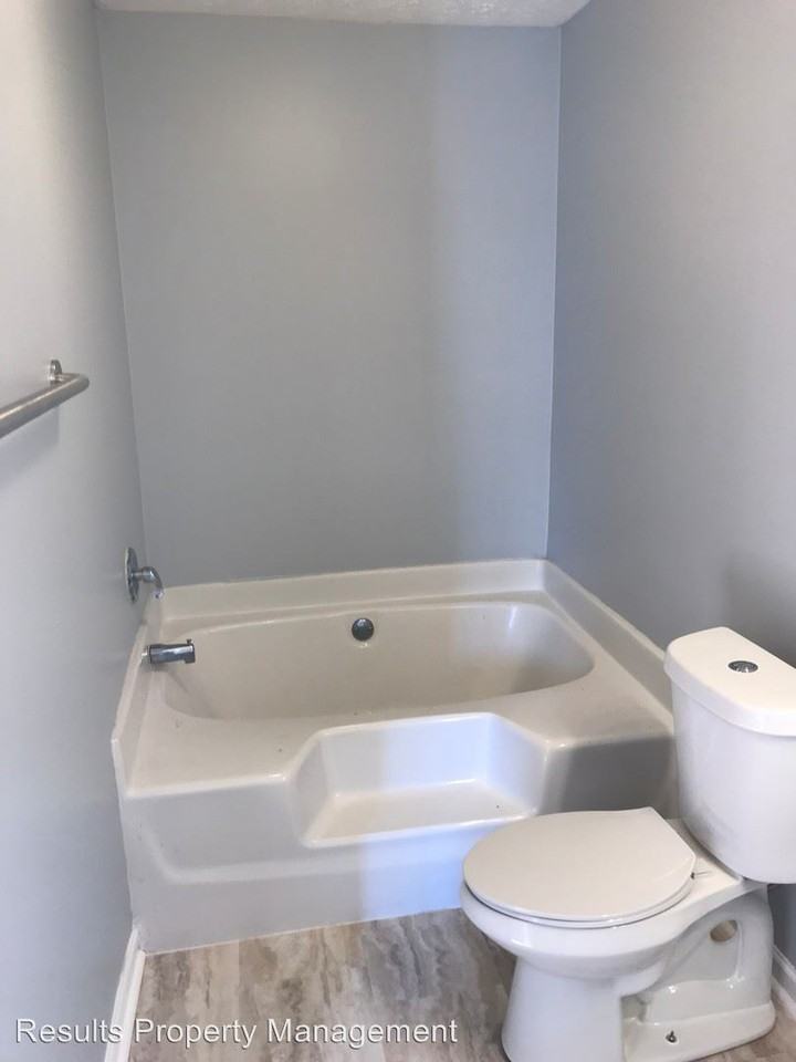 435 Hampton Green Dr - Photo 2 of 7