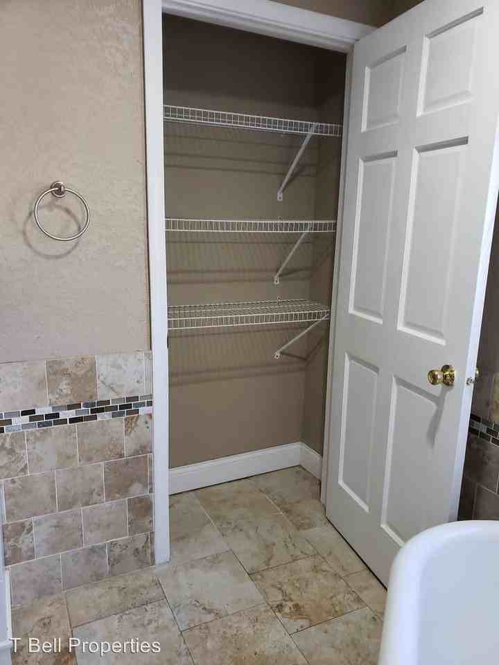 705 W 5th St - Photo 2 of 3