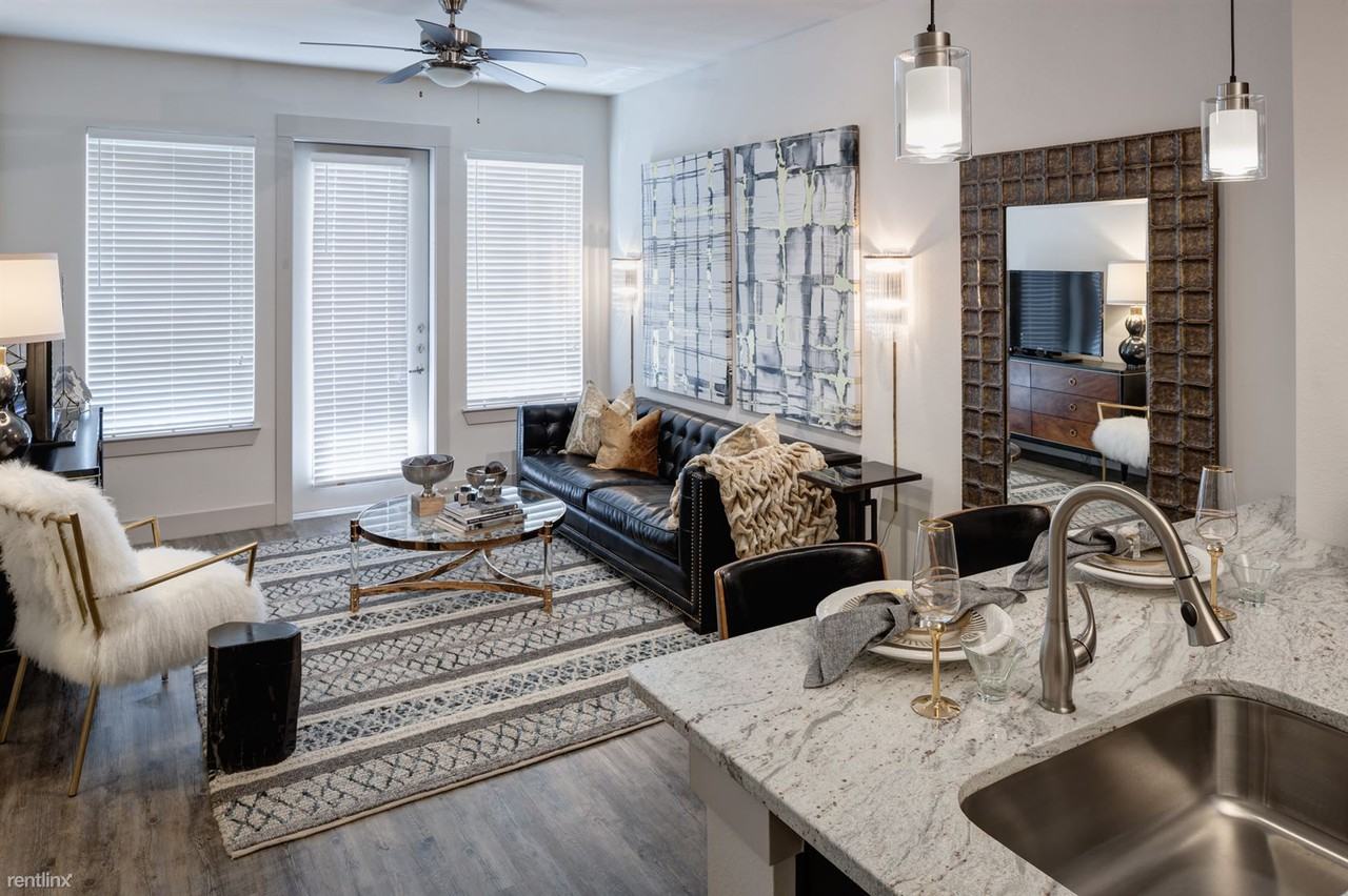 1419 Montrose Blvd - Photo 3 of 7