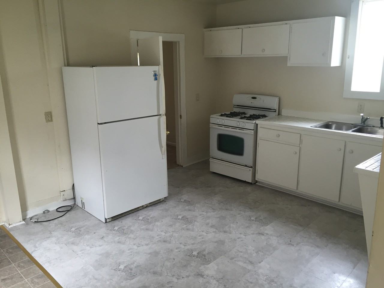 615 Eaton St - Photo 2 of 5