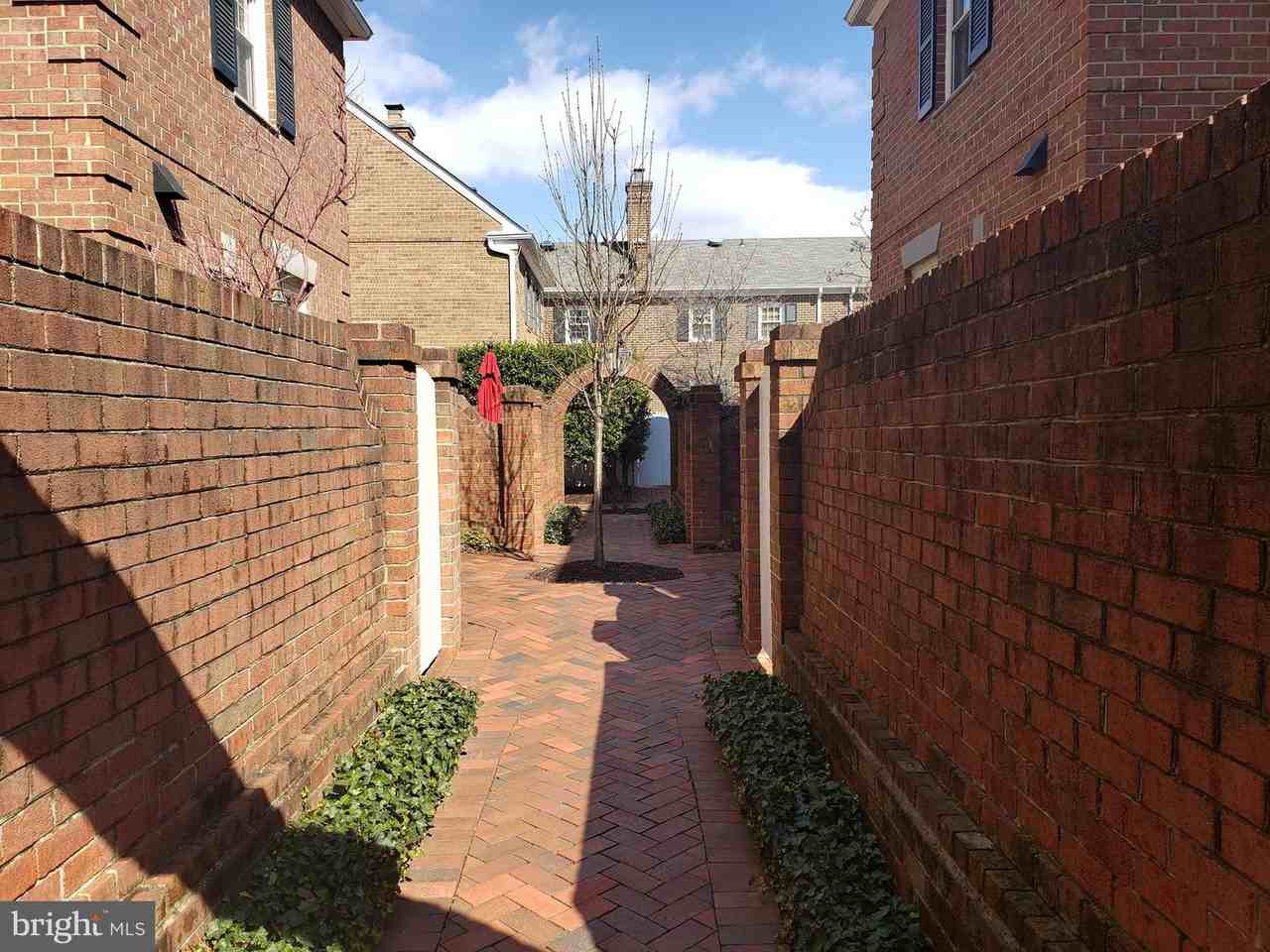 1043 N Pitt St - Photo 2 of 17
