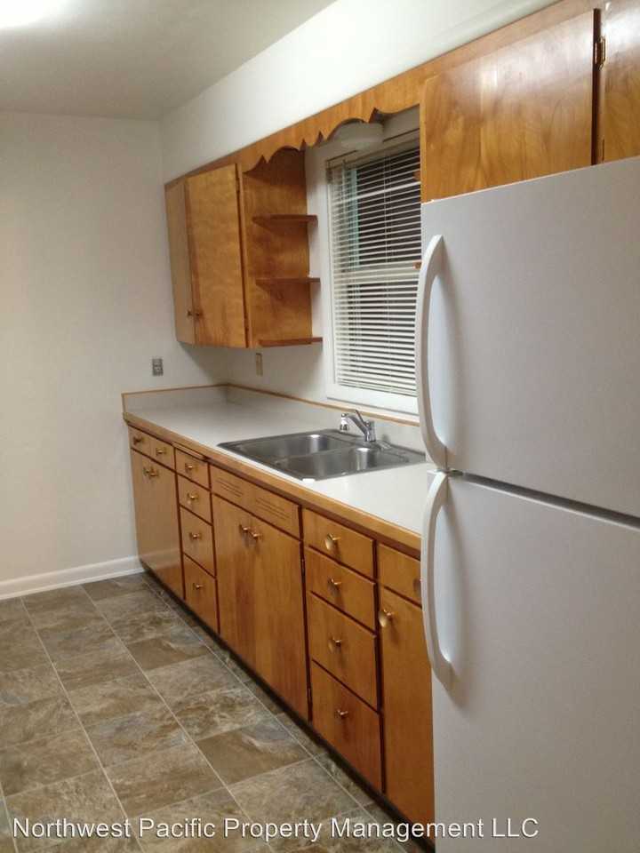 1029-1033 Saginaw St S - Photo 2 of 9