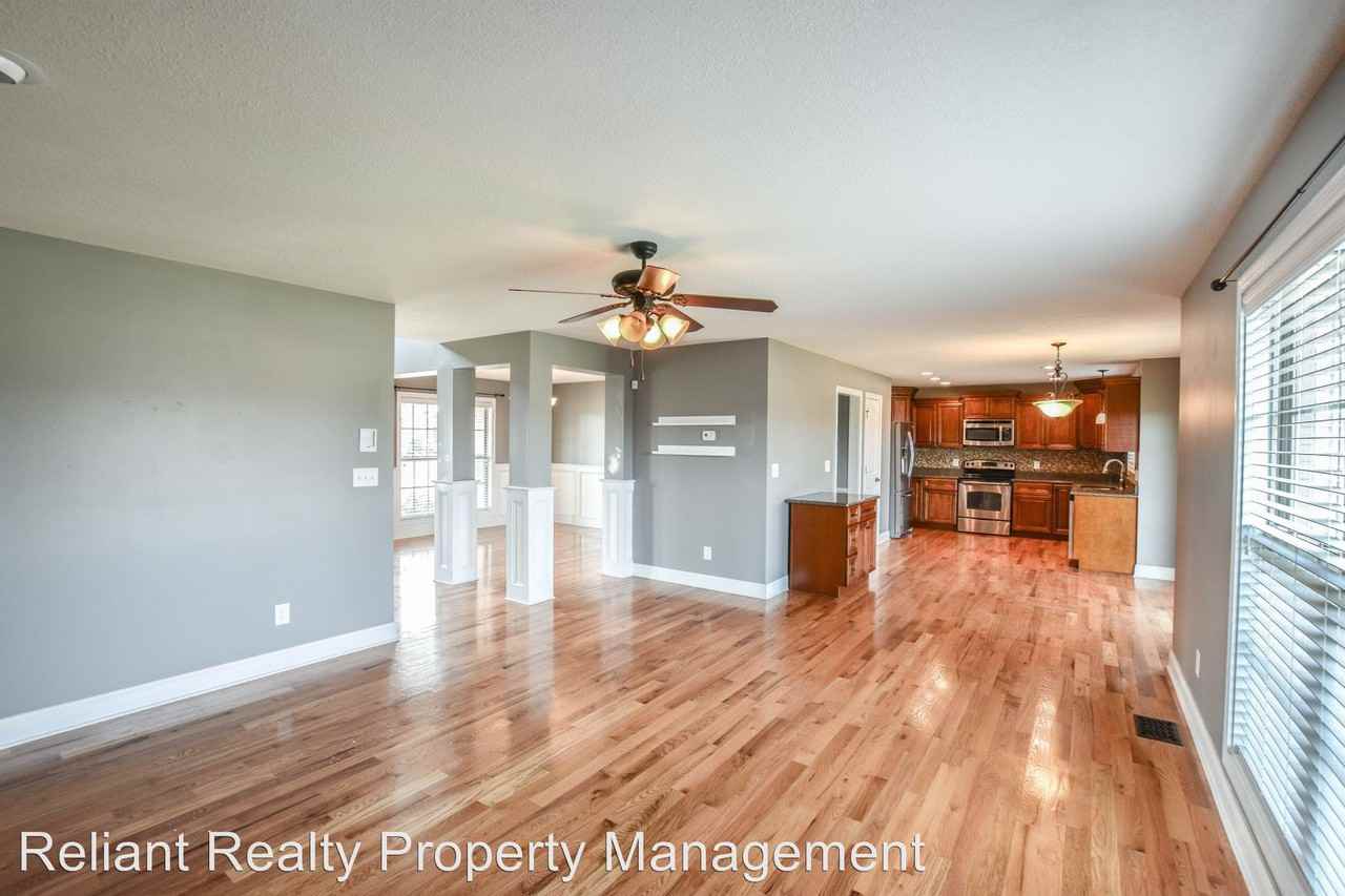 812 Carousel Ct - Photo 2 of 16