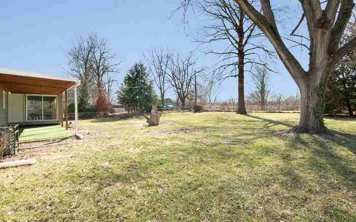 3404 S Sterling Ave - Photo 3 of 15