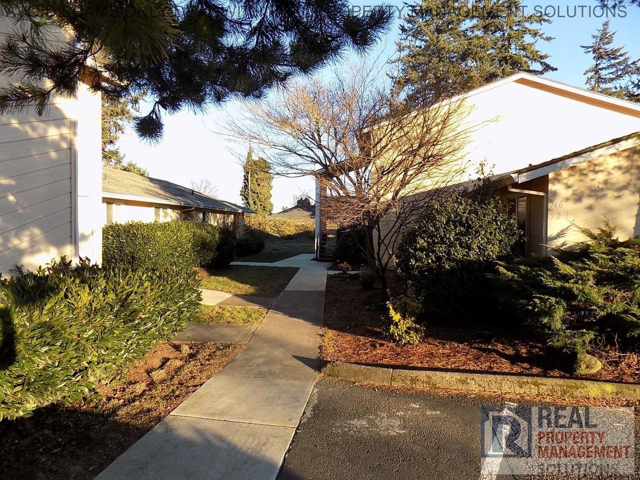 750 SE 148th Ave - Photo 3 of 12