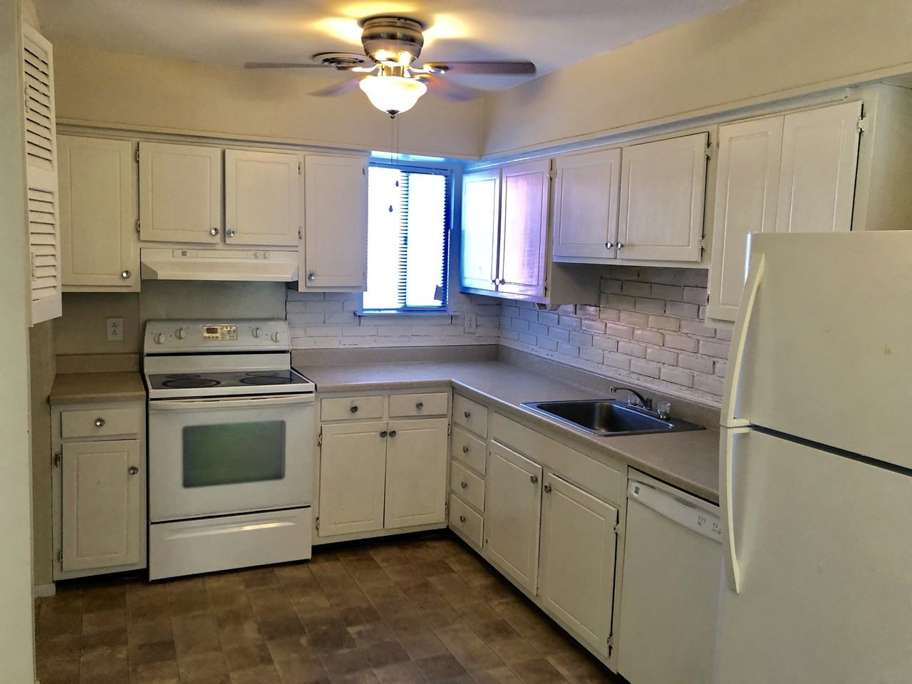 1345 E Tanners Creek Dr - Photo 2 of 17