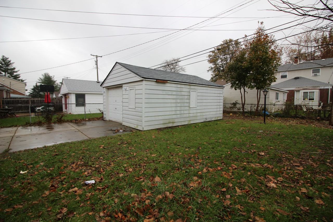 14909 Horger Ave - Photo 3 of 12