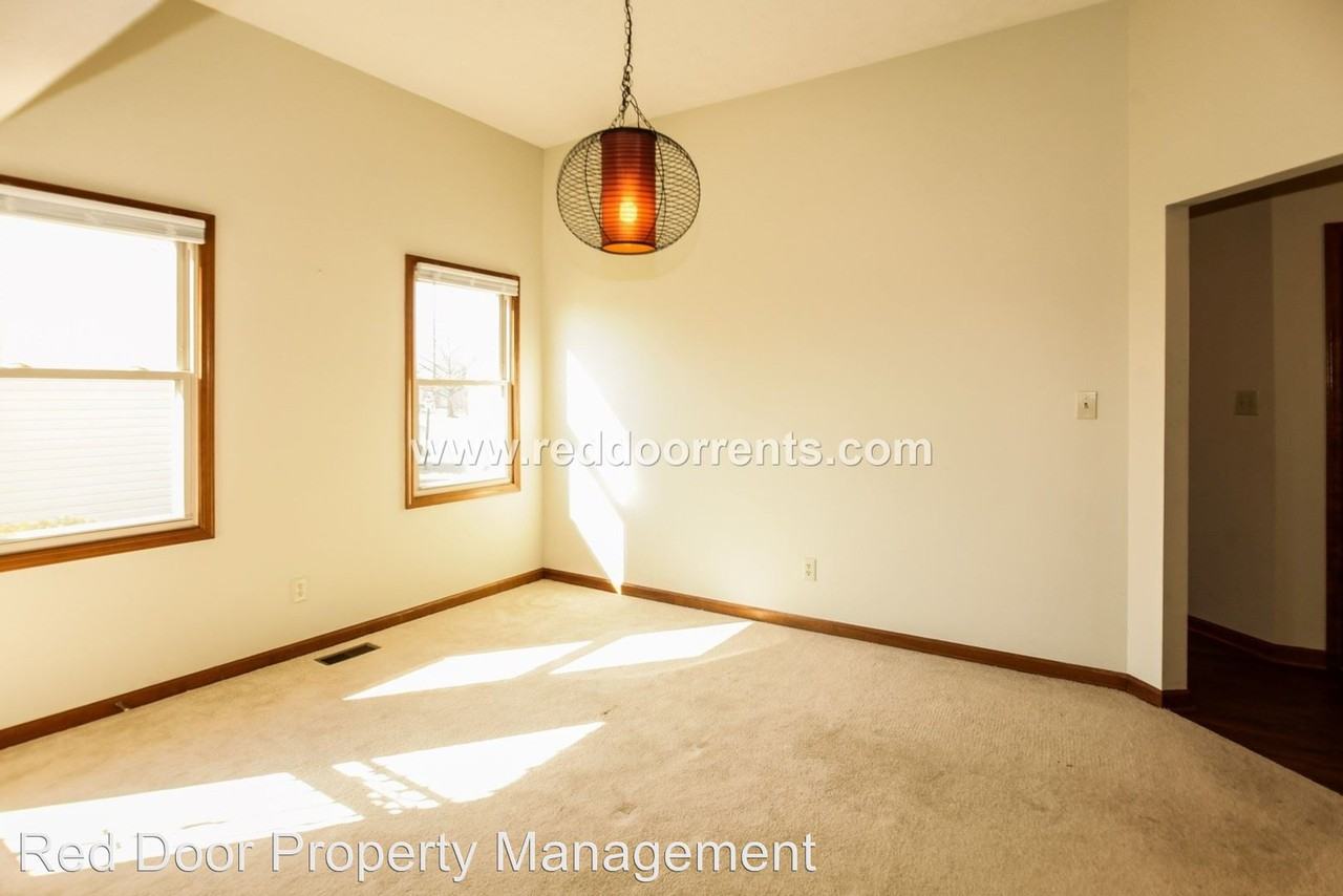 1643 Parkthorne Dr - Photo 3 of 24