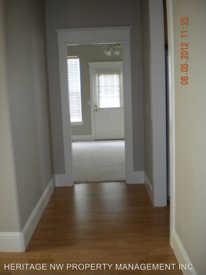 1055 Filbert St - Photo 3 of 11