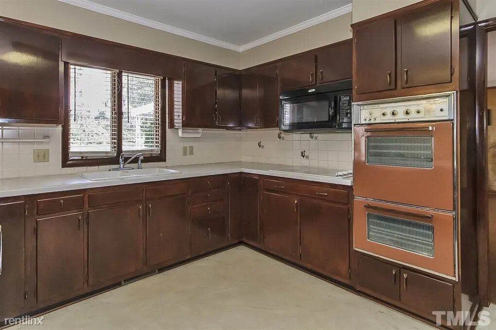 2298 Lakeview Ter - Photo 2 of 3