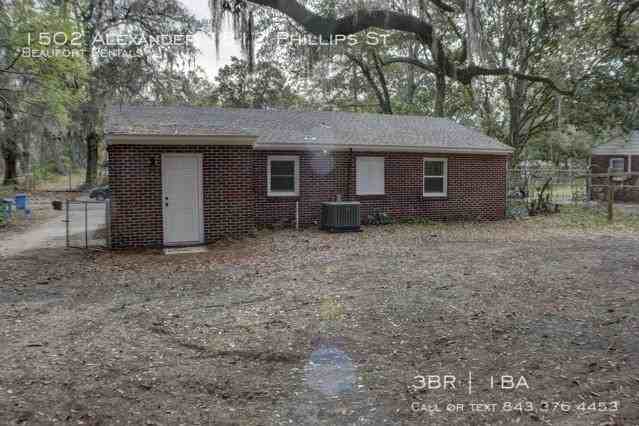 1502 Alexander Dr - Photo 3 of 17