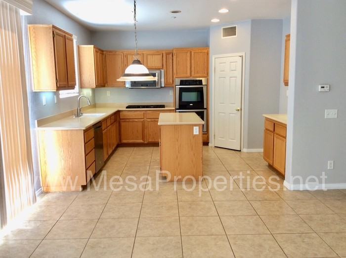 15255 Hawk St - Photo 3 of 17