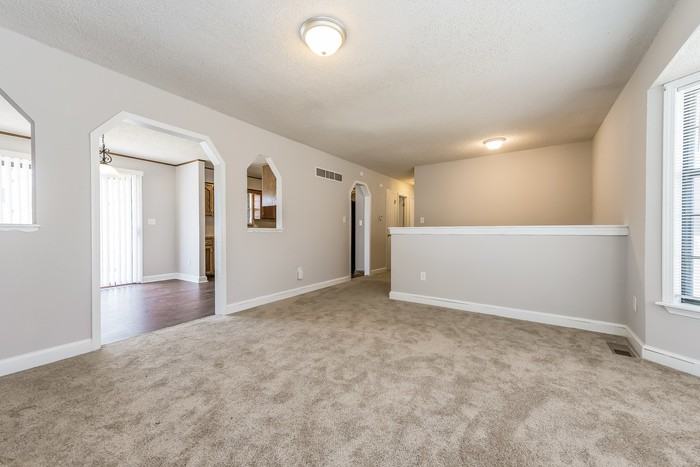 219 SE Bordner Dr - Photo 3 of 8