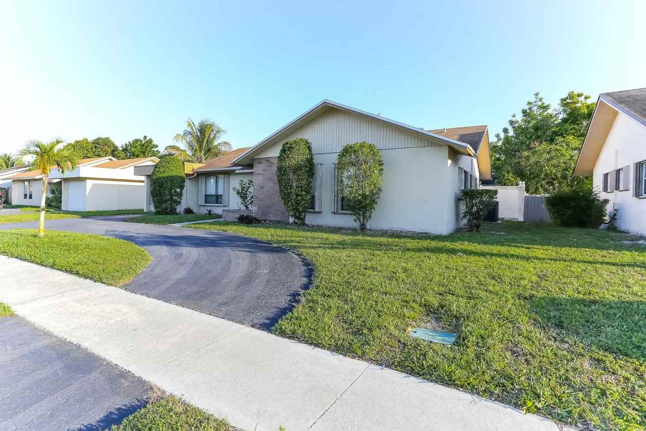 6340 SW 7th St - Photo 3 of 20