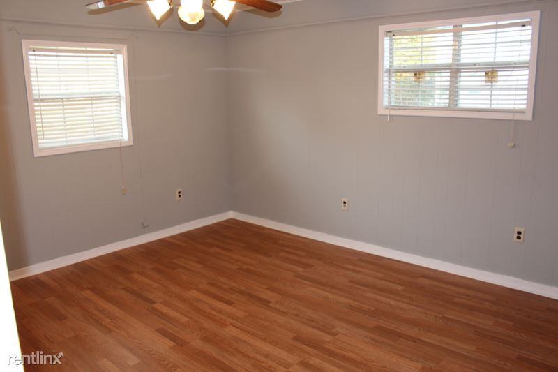 204 Meadow Ln - Photo 3 of 21