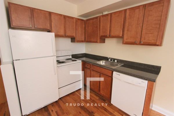 635 West Barry Avenue - Photo 3 of 8