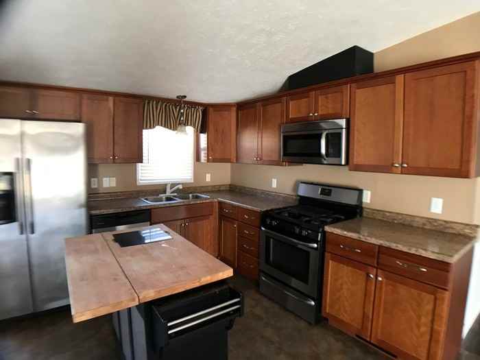 24601 Grant Rd - Photo 3 of 10