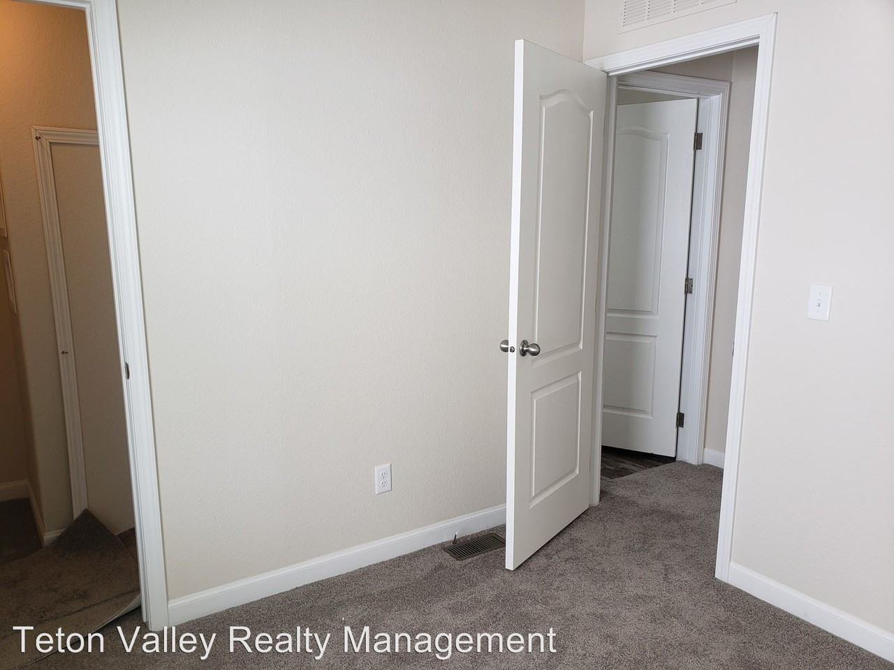 888 Nethercott Ln - Photo 2 of 10