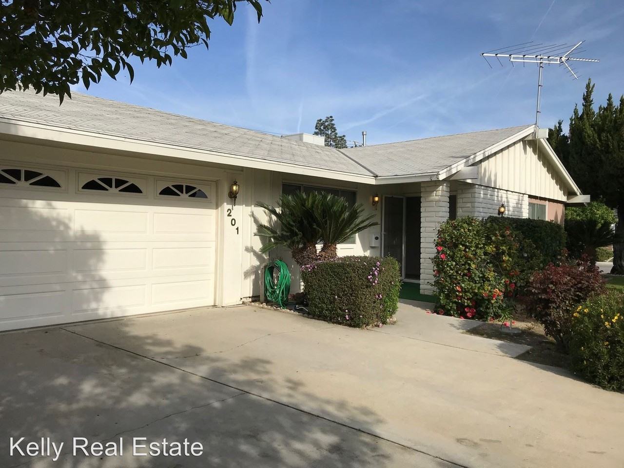 201 River Oaks Dr - Photo 2 of 20