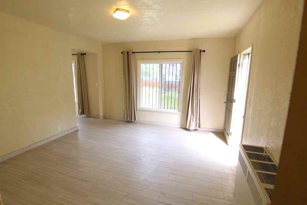 5620 Angeles Vista Blvd - Photo 2 of 25