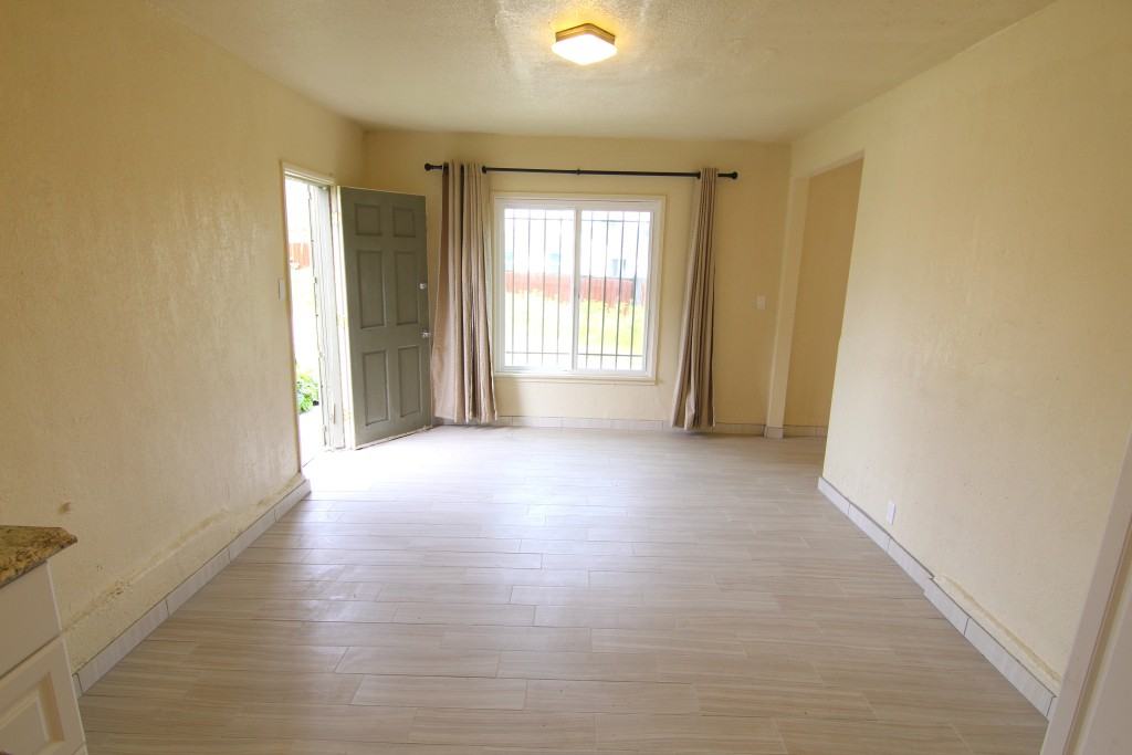 5620 Angeles Vista Blvd - Photo 3 of 25