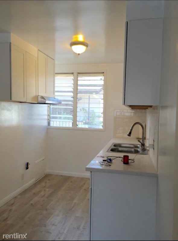 1801 N Edgemont St - Photo 2 of 5