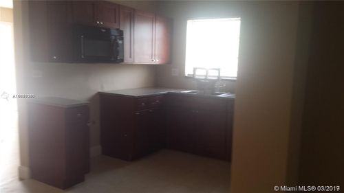 396 NW 31st Ave - Photo 3 of 8